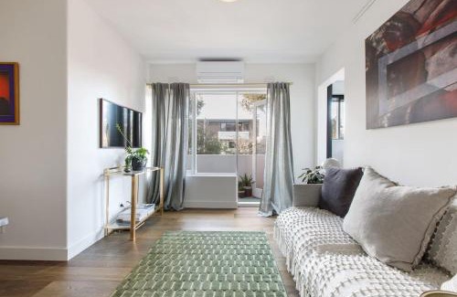St Kilda West Apartment | Sage Haven - Laidback St Kilda Beach Living