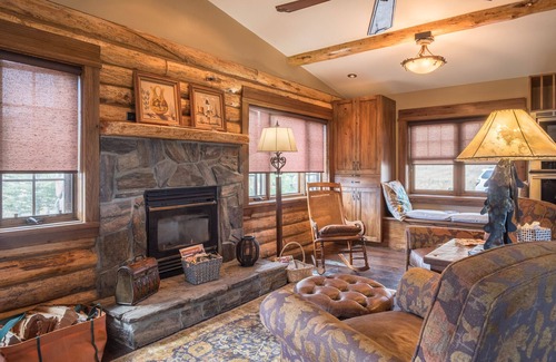 Emigrant House | Sage Ranch-A short drive from Yellowstone Park with river access on 80 acres!
