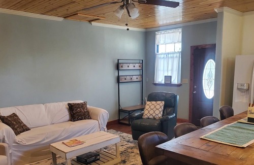 Uvalde House | SAGEBRUSH GUESTHOUSE: pool/gym, Garner State Park, Frio, Nueces River, hunting