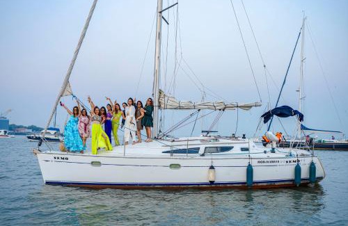 Wellington Pier Boat Rental | Sailing on Luxury Yacht