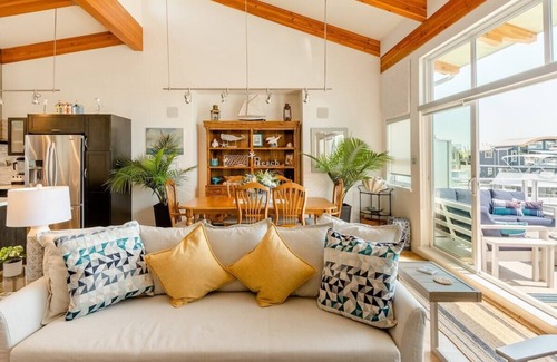 North Vancouver Boat Rental | * Sailor's View * Floating Home Ocean Retreat