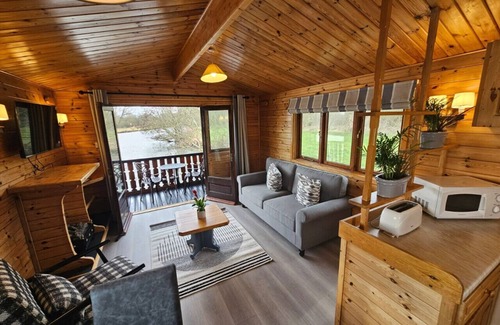 Smallburgh Boat Rental | Salhouse Broads Lodge Houseboat