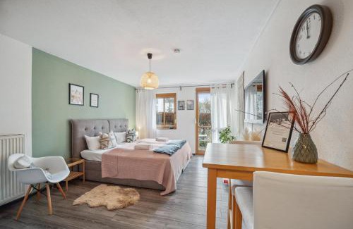 Bayreuth Apartment | Salí Homes - HS3 Cozy Studio Near Bayreuth Train Station with Terrace, Garden View & Free Wi-Fi