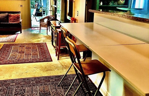 Hollywood House | Sallie's BEST Guesthouse: GREAT NEIGHBORHOOD, comfortable, convenient, beautiful