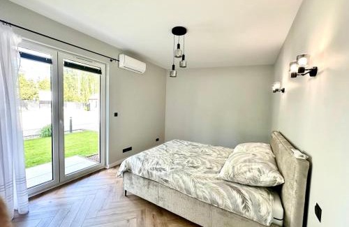 Gizycko Apartment | Salon z widokiem na jezioro Kisajno i 2 sypialnie