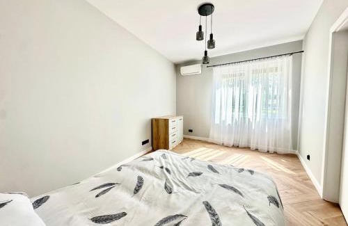 Gizycko Apartment | Salon z widokiem na jezioro Kisajno i 2 sypialnie
