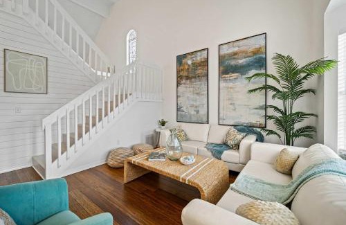 Palm Harbor House | Salt Water Canal Home with Pool