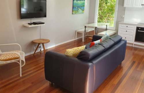 Moreton Bay Region House | Salty Dog Cottage - Pets Welcome - 400m to Kings Beach