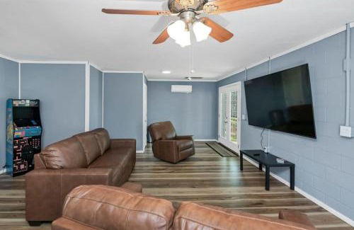 Leesville House | Saluda Shores Sleeps 11