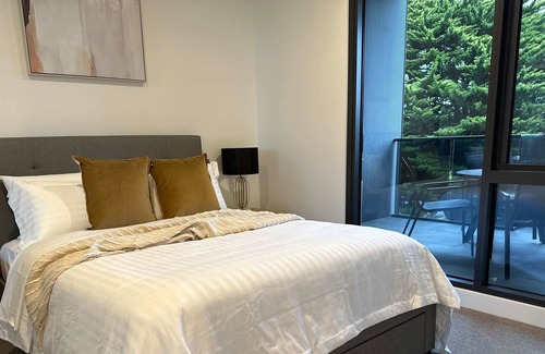 Coburg Apartment | Samma | Charming 2BR Queen Beds on Bell Street