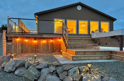 Saint Esprit House | San Adaleida Lake House with Private Hot Tub Outdoor Shower Kayaks