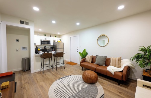 Uptown Apartment | SAN ANTONIO COZY, QUICK AND QUIET ONE BRM GATEAWAY. RIVERWALK/SEAWORLD CLASS!