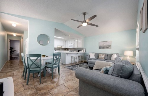 Summer Breeze House | SAN-DEE | Affordable Condo + 5min WALK TO BEACH!