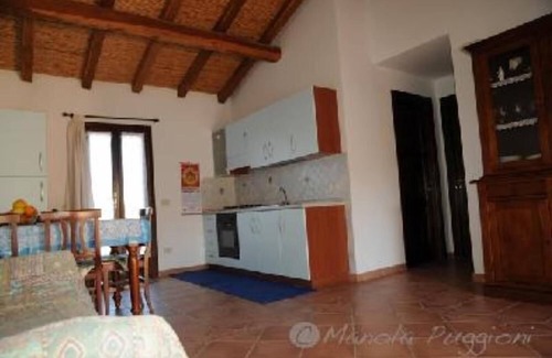 San Teodoro City Centre House | San Teodoro center villa with parking space and private garden