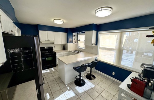 Fairlawn House | Sand Run Retreat - Modern Split-Level Getaway