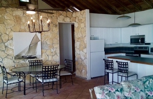New Bight Villa | Sandcastle House Oceanfront Paradise in Fernandez Bay