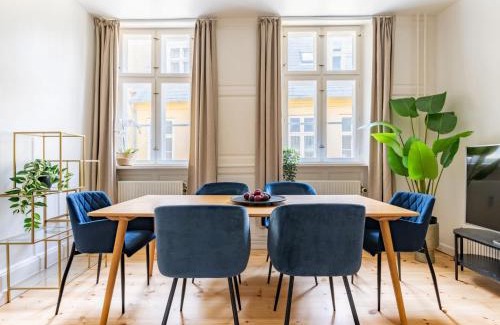 Copenhagen City Centre Apartment | Sanders Tivoli 2, Spacious 3 Bedroom near Tivoli