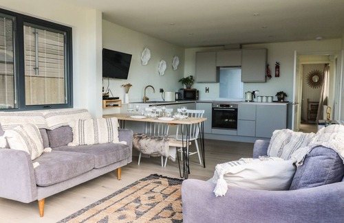 Eype Cottage | SANDPIPER CHALET, with a garden in Eype