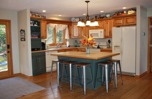 Cable Cabin | Sandy beach, quiet lake, great fishing & beautiful sunsets w/2 kayaks & gameroom