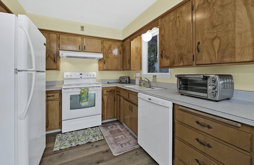 Clear Lake House | Sandy Feet Retreat - lakefront Retreat with sand volleyball court!