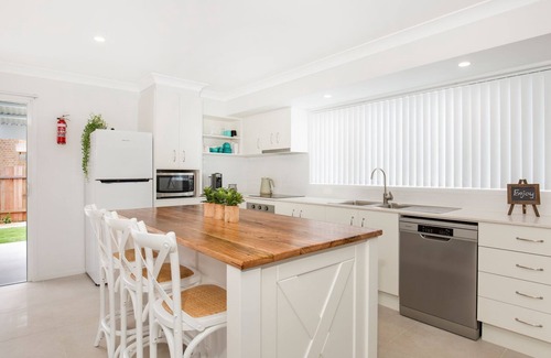 Currarong House | Sandy Feet Retreat - Pet Friendly - 1 Min Walk to Beach