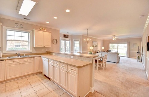 Central Myrtle Beach Condo | Sandy Feet Retreat~3br Condo,Pond view,Pool &more