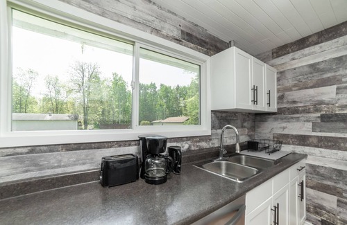 Manitoba House | π Sandy Hook: 2 Queens, Pet Friendly, One Min to Beach, Ice Fishing and Snaks