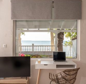 Chalcis House | Sandy Suite - seafront & luxury