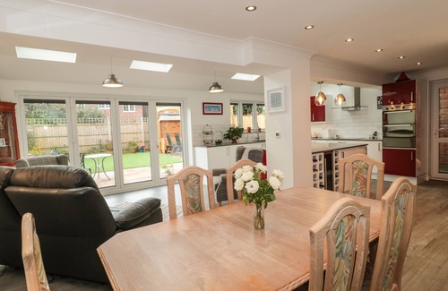 Mudeford Cottage | SANDY TOES, pet friendly, character holiday cottage in Christchurch