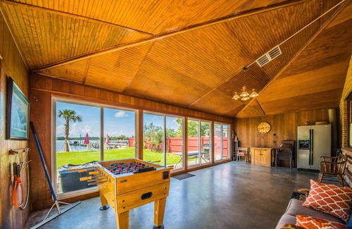Summerton House | SANITIZED! Lake Marion Lakefront Sandy Beach, Ramp, Sleeps 19, Wi-Fi Cable