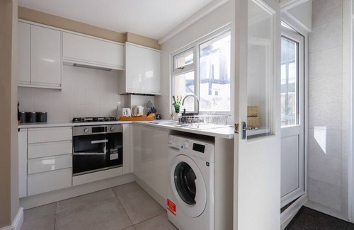 Splott House | Sanjo Suite by Koya Homes-2-Bed Home-Free Parking