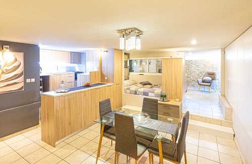 Marathon Apartment | Santa Barbara lux studio in Marathonas