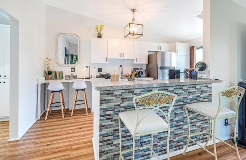 Ocean Park Apartment | Santa Monica Beach Suite. Off street parking and walking distance to everything!