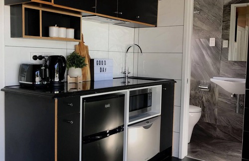 Penrose Apartment | Santos Tiny House: Cozy Retreat under Auckland's Stars!