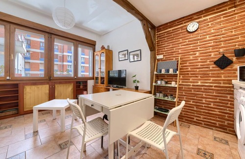 Santutxu Apartment | Santuchu Urban Escape Cozy Apartment with Easy Metro Access