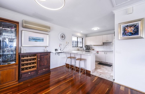 Tura Beach Cabin | Sapphire Art House - Pet friendly 4 bedroom