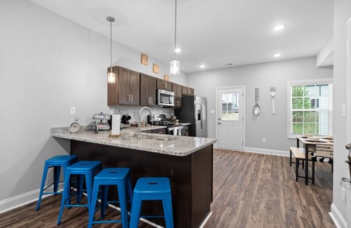 Clarksville House | Sapphire Oasis: A Luxurious Townhouse Retreat near Nashville & Ft Campbell