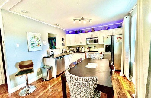 South Gate Ridge House | Sarasota FL Modern Historic 1 bedroom 1 bath 10 min to Siesta Beach and Downtown
