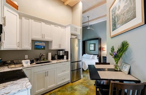 Gillespie Park Apartment | Sarasota Getaway Studio 3 mi to beautiful sandy beaches