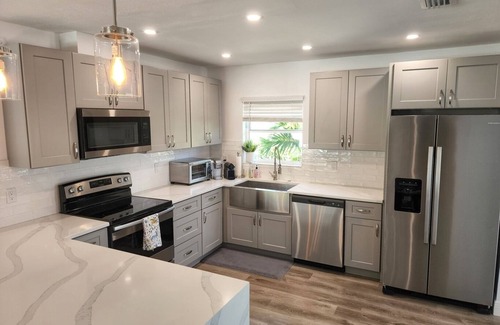 Southgate House | SARASOTA Heated Pool - Pet Friendly - Garage w/EV Charger - Close to Beaches!