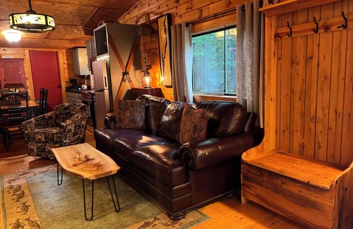 Greenfield Center Cabin | 🐎Saratoga Track & Streamside Retreat 🌲 - Relax, Hike, Shop & Dine!