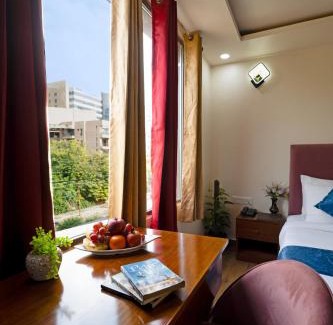 Sector 62 Hotel | Sarla Hotel Inn - Opp Barclays 62