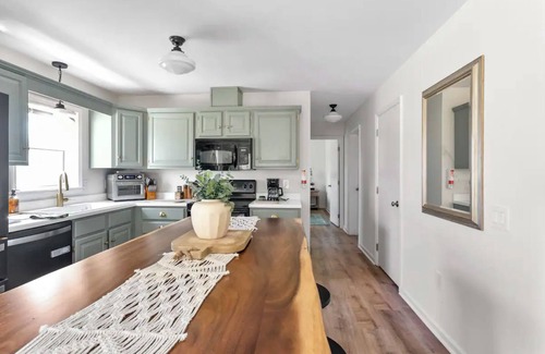 Mount Marion House | Saugerties private 4BR w/Pool, hot tub, firepit & fitness room