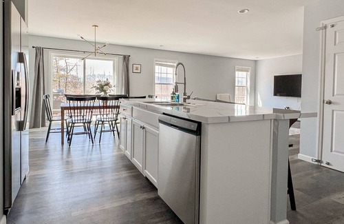 Saugerties House | Saugerties Retreat 1 min walking from HITS, 7 BRs