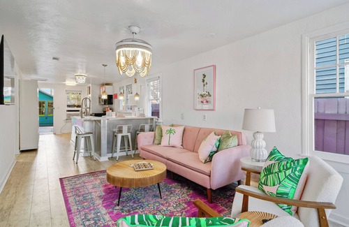 Lake Worth House | Sauna; Bar; Beach; Walk Downtown; Courtyard; Artsy; Family and Pet Friendly
