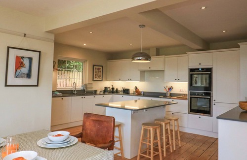 Thurlestone Cottage | SAVERNAKE, pet friendly, with a garden in Thurlestone