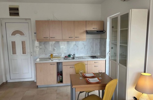 Topla Apartment | SAVINA Apartan 20 metara od mora stan za 3 osoben