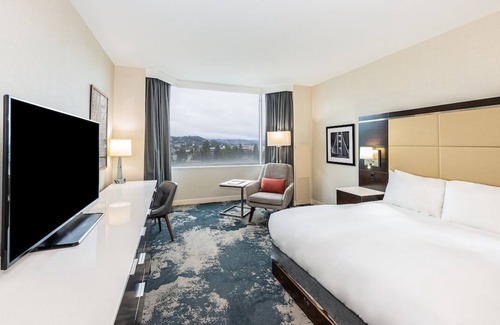 Redwood Shores Hotel | Savor An Exhilarating Experience! Water View, Pet-friendly Property w/Pool