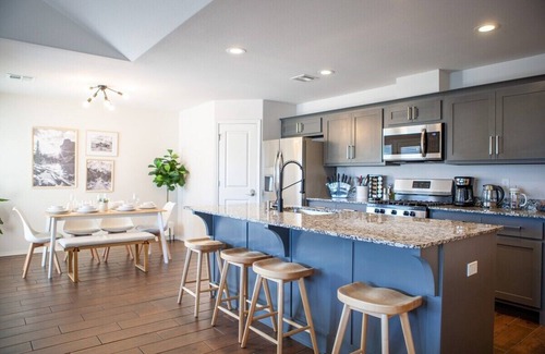 Broken Arrow House | Scandi Home by Turnpike - KING Bed, Fast WiFi