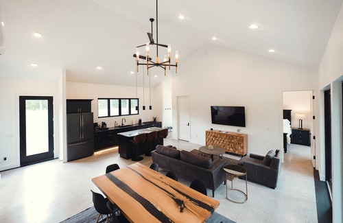 Mayfield House | 🇸🇪 Scandinavian Haus – Modern Boardman Riverfront | Game Room | Pet-Friendly | Near TC